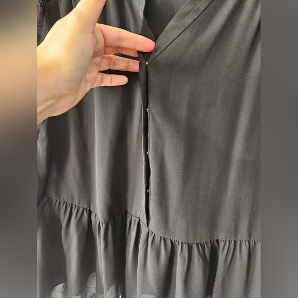 CeCe Peplum Blouse Lace Sleeves Snap Front V-Neck Black Romantic I'm Size S - Picture 4 of 6